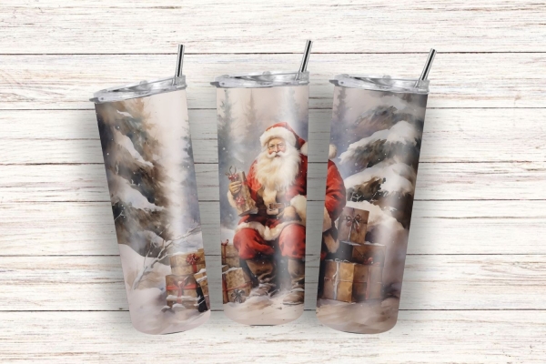Dreier-Set isolierter Becher mit detaillierten Weihnachtsillustrationen, darunter Santa Claus und Schneelandschaften, auf Holztisch präsentiert.
